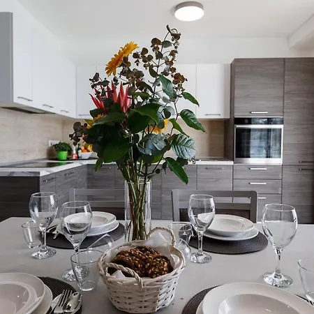 Lovely 1bed Seafront Spb - Flat 4 By Homely * St. Paul's Bay